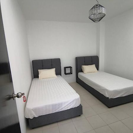 Modern , Spacious Gambang Ump 18 Guest House 외부 사진