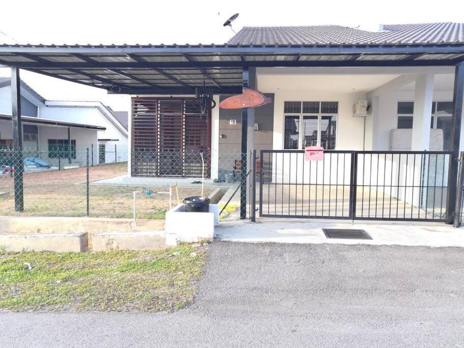 Modern , Spacious Gambang Ump 18 Guest House 외부 사진