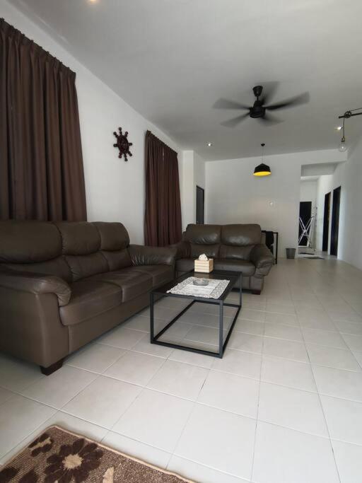 Modern , Spacious Gambang Ump 18 Guest House 외부 사진