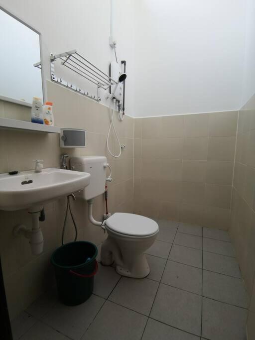 Modern , Spacious Gambang Ump 18 Guest House 외부 사진