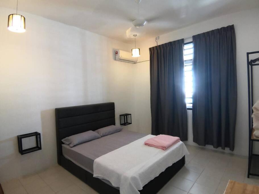 Modern , Spacious Gambang Ump 18 Guest House 외부 사진