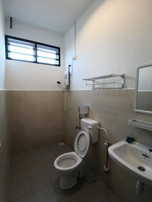 Modern , Spacious Gambang Ump 18 Guest House 외부 사진